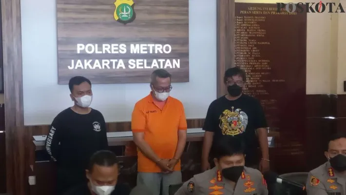 Polres Jaksel tangkap pria yang todongkan pistol ke kuli bangunan di Pondok Indah. (foto: poskota/ novriadji)