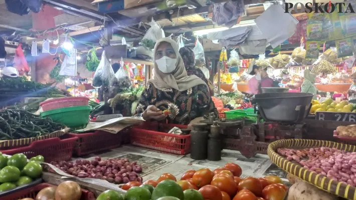 Pedagang sayur di Pasar Tomang Barat, Grogol Petamburan, Jakarta Barat mengungkap harga bawang melonjak sejak Selasa (22/2/2022). (Foto: Poskota/Pandi Ramedhan)