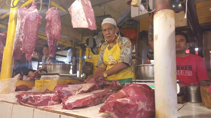 Pedagang daging keluhkan harga parkir di pasar Tomang Barat. (foto: poskota/ pandi)