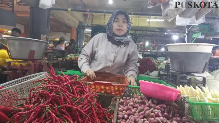 Mujiyem, pedagang sayuran di pasar Tomang Barat, Jakarta Barat. (foto: poskota/pandi ramedhan)