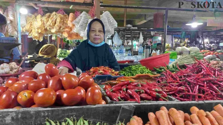 Partini, pedagang sayur mayur di pasar Tomang Barat, Gropet, Jakbar. (foto: poskota/ pandi)