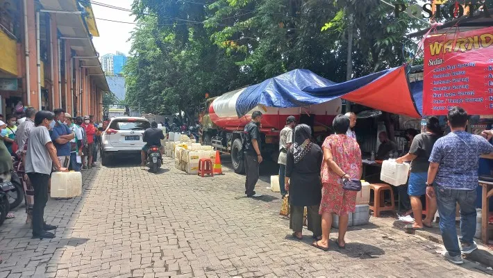 Foto: Warga saat mengantre membeli minyak curah di pasar Tomang Barat Jakarta Barat. (Poskota/Pandi)