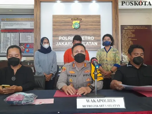 Foto  : Wakapolres Jaksel, AKBP Harun saat konferensi pers di Lobby Polres Jakarta Selatan (Poskota/CR-07)