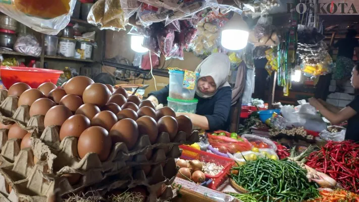 Leni (34) pedagang sembako di Pasar Tomang Barat, Jakarta Barat. (foto: poskota/pandi ramedhan)