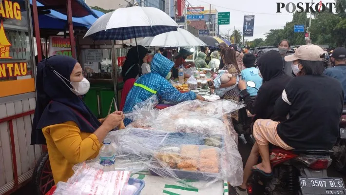 Foto : Tempat berburu takjil yang berlokasi di Jalan Kelapa Dua Raya, Kebon Jeruk, Jakarta Barat. (Poskota/pandi ramedhan)