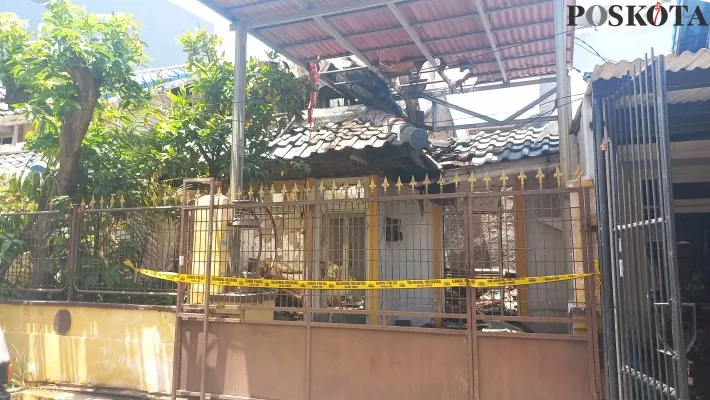 Rumah di Kalideres Jakarta Barat terbakar hingga menewaskan remaja putri keterbelakangan mental. (foto: poskota/ pandi)