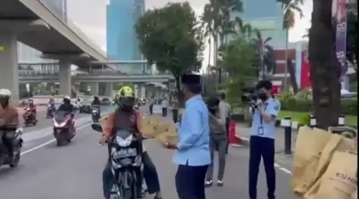 Kemenkumham berbagi takjil berbuka puasa kepada pengendara di bulan Ramadan. (foto: ist)