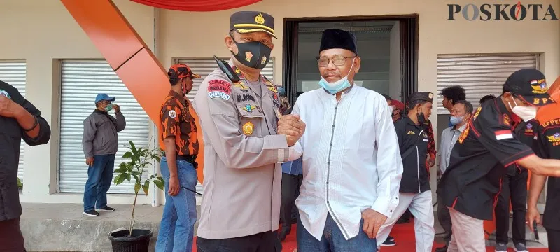 Kapolsek Bojongsari Kompol M.Syahroni sosialisasi sekaligus menghimbau kepada para anggota ormas untuk tidak meminta-minta THR. (angga)