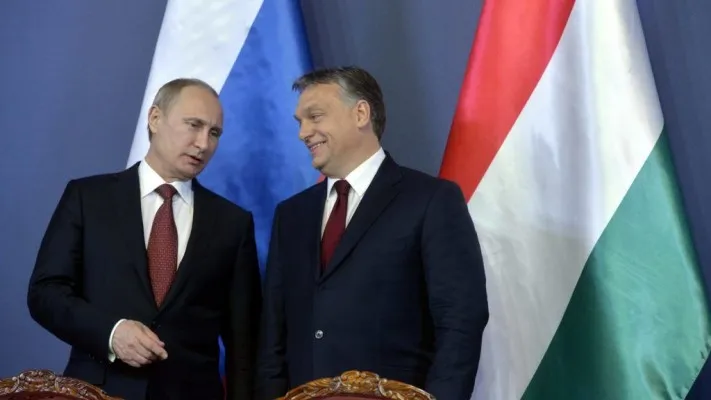 Presiden Hungaria, Vladimir Putin (kiri) berjabat tangan dengan Perdana Menteri Hungaria Viktor Orban (kanan) (sumber foto: twitter)