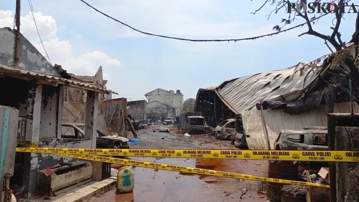 Kondisi gudang kimia yang terbakar di Kalideres, Jakarta Barat. (foto: poskota/pandi ramedhan)