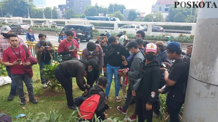 Belasan mahasiswa diduga penyusup aksi unjuk rasa diperiksa oleh Polisi. (foto: poskota/ pandi)