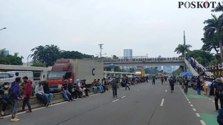 Arus lalulintas di depan Gedung DPR RI ditutup. (foto: poskota/ pandi)