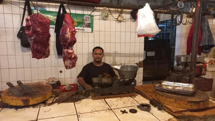 Rizky (23) pedagang daging sapi di Pasar Slipi Jakarta Barat. (foto: poskota/ pandi)