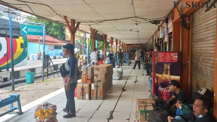 Suasana terminal bus Kalideres. (foto: poskota/pandi ramedhan)