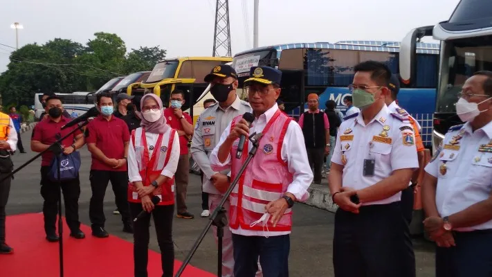 Menhub, Budi Karya Sumadi saat meninjau kesiapan mudik di Terminal bus Kampung Rambutan, Minggu (17/4/2022). (andi adam faturahman)