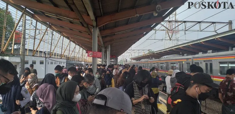 Penumpukan penumpang terjadi di St Depok akibat adanya kecelakaan mobil dengan kereta di St Citayem. (foto: poskota/ deny)