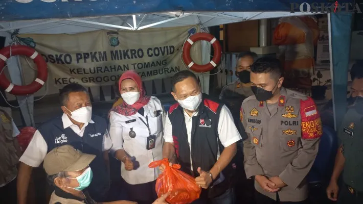 Polsek Tanjung Duren bersama club moge Ducati Owner Club membagikan ribuan paket sembako. (foto: poskota/ pandi)