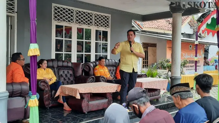 Foto : Ketua Umum PPK Kosgoro 1957, Dave Laksono memberikan pidato politik terhadap ratusan warga di desa Indramayu, Jawa Barat. (CR-01/Poskota)