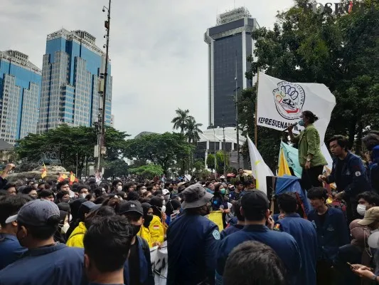 Massa demo dari Aliansi Mahasiswa Indonesia (AMI) berunjuk rasa di dekat Patung Kuda, Gambir, Jakpus. (foto: poskota/ rika)