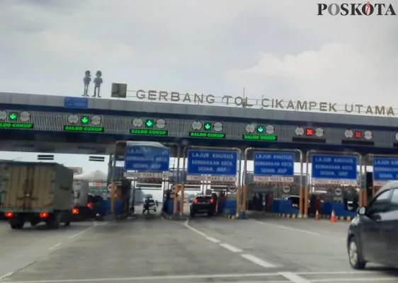 Foto : Suasana gerbang tol Cikampek Utama, Jawa Barat, terpantau sepi. (Poskota/CR-01)