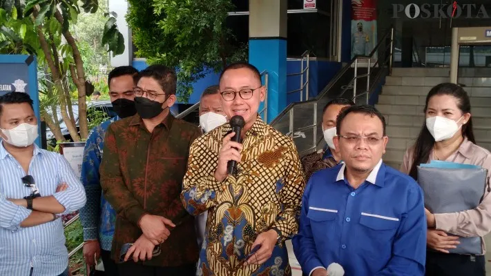 Eddy Soeparno ditemani Saleh Daulay dan Sigit Purnomo (Pasha) melaporkan Muannas Alaidid cs ke Polda Metro Jaya terkait dugaan kasus pencemaran nama baik. (adam)