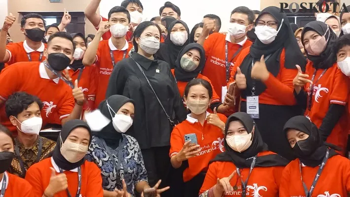 Puan bersama peserta Mahasiswa penerima Kartu Indonesia Pintar Kuliah. (rizal)