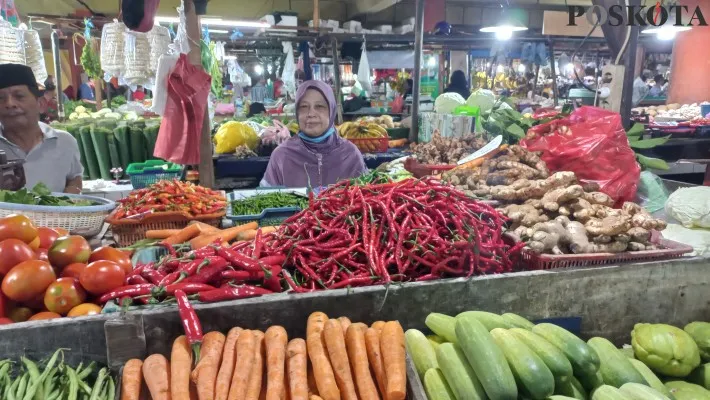 Partini (65) pedagang sayur mayur di pasar Tomang Barat, Grogol Petamburan, Jakarta Barat. (foto: poskota/ pandi)