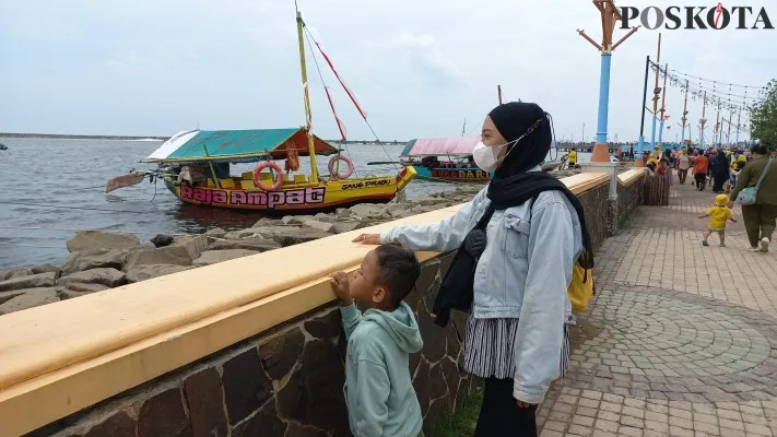 Suasana di sekitar pantai Taman Impian Jaya Ancol. (foto: poskota/pandi ramedhan)