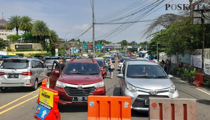 Penerapan One Way di Jalur Puncak, Bogor akan diterapkan Polresta Bogor selama musim libur lebaran. (foto: poskota/ panca)