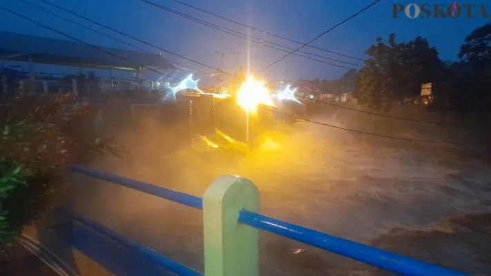 Bendungan Sungai Katulampa Siaga Tiga, Warga Jakarta diimbau waspada. (foto: poskota/panca aji)