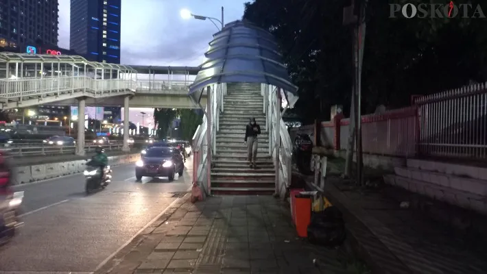 Kondisi tangga JPO Halte Busway Taman Anggrek, Jakarta Barat. (foto: poskota/pandi ramedhan)