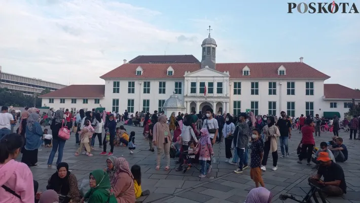 Suasana di kawasan wisata Kota Tua, Jakarta Barat, Minggu 8 Mei 2022. (foto: poskota/pandi ramedhan)