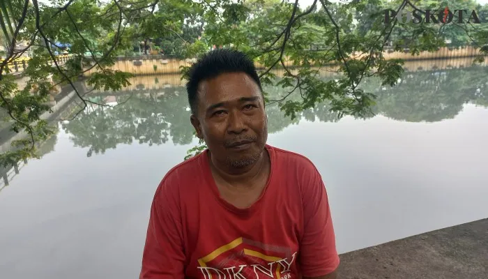 Topan (45) saksi melihat karyawan rumah makan tenggelam di aliran Kali Cengkareng Drain Jakbar. (foto: Pandi)