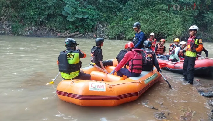 Tim Sar dan relawan lakukan pencarian bocah laki-laki yang hanyut di aliran kali ciliwung , Depok. (foto:poskota/angga)