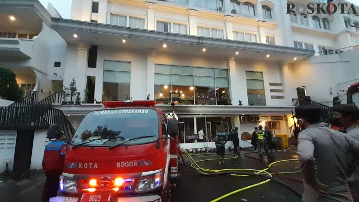 Petugas Damkar Kota Bogor dikerahkan untuk memadamkan api yang membakar Hotel On Duty, kemarin. (foto:poskota/panca)