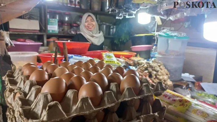 Foto: Pedagang Telur Ayam di Pasar Slipi, Jakarta Barat, merangkak naik. (Poskota/Pandi Ramedhan)