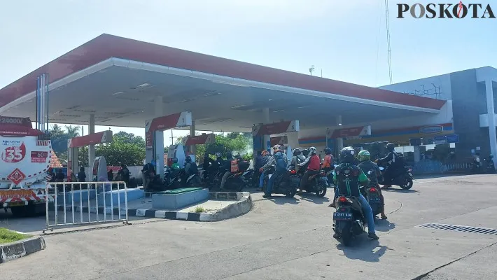 Sejumlah pengendara motor antre saat akan melakukan pengisian BBM di SPBU. (foto:pandi)