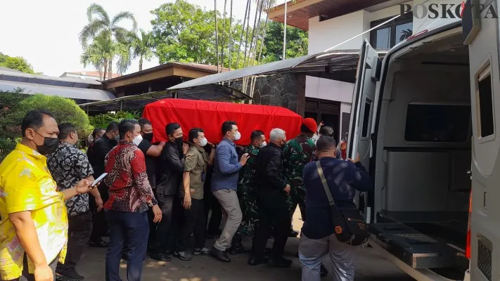 Foto : Suasana Jenazah saat tiba di kediaman rumah dinas, Kebayoran Baru, Jaksel. (Poskota/Zendy)