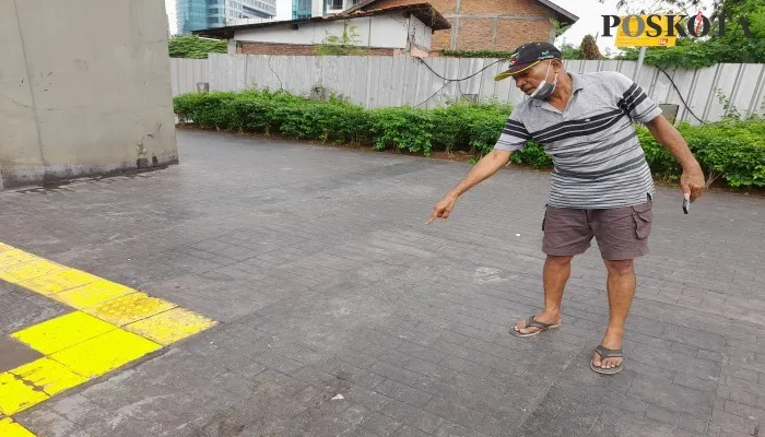 Eddy Latuheru, ketua RW02 Kuningan Barat menunjukan lokasi pemulung yang ditemukan bersimbah darah. (foto: zendy)