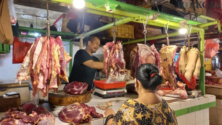 Pedagang daging sapi di Pasar Tomang Barat, Jakarta Barat memprediksi ada kenaikan harga jelang puasa. (Pandi)