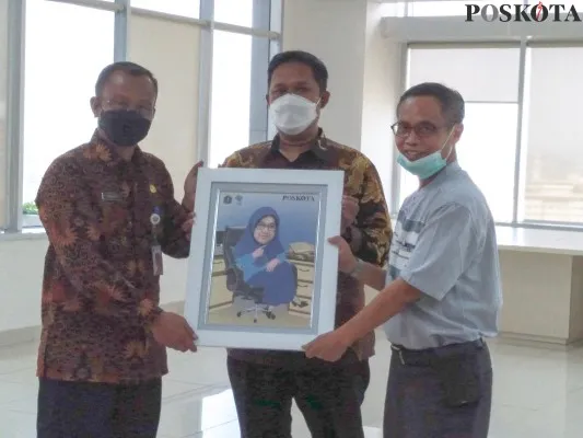 Foto : Pimpinan Redaksi Poskota, Tatang Suherman tengah menyerahkan kenang-kenangan yang diterima Wakadis Pendidikan DKI Jakarta, Purwosusilo dan Sekdis Dinas Pendidikan DKI Jakarta, Agus Ramdani. (Poskota/Tarta)