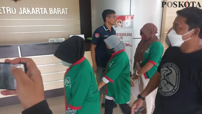 Polisi menangkap 3 emak-emak kurir sabu jaringan Malaysia. (foto: Pandi)