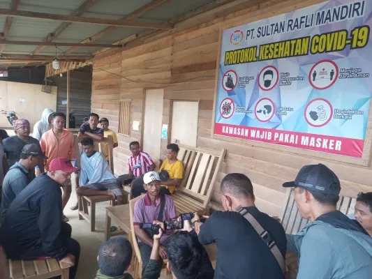 Foto : Pegawai tambang emas PT SRM, Ketapang, Kalimantan Barat, yang belum digaji berikan keterangan kepada awak media. (Ist.)