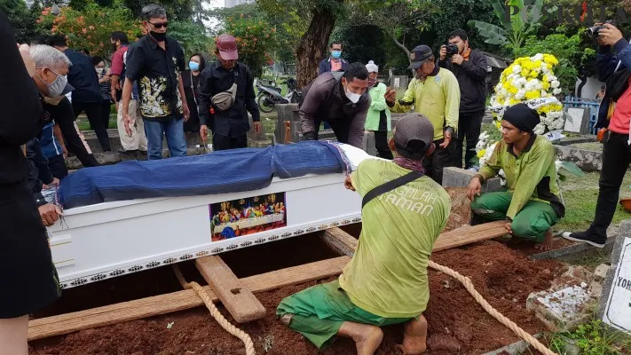 Salah satu korban meninggal dalam kecelakaan di Jalan alternatif Transyogi, Cibubur, Bekasi dimakamkan di TPU Menteng Pulo, Jakarta Selatan. (foto: poskota/zendy)