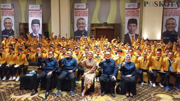 Ketua BP2MI Benny Rhamdani saat melepas PMI ke Korea Selatan. (rizal)