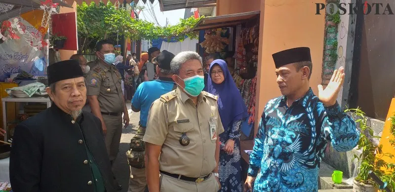 Lurah Kemayoran, Fadjar bersama Ketua Yayasan Bayni Sulbi, H Kusnadi HP (kanan) meninjau UKM. (foto: deny)