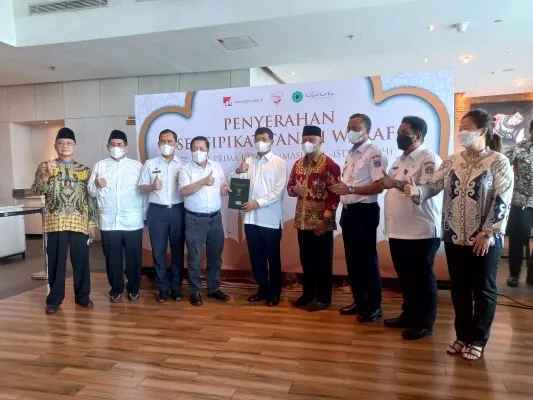 Foto : Sekda Pemprov DKI Jakarta Marullah Matalli ,Alexander Stefanus Ridwan Presiden Direktur Pakuwon Group, dan H. Bambang Hardi Winata Ketua Umum Yayasan Masjid Al-Istiqomah penanda tanganan tanah wakaf Masjid Al-Istiqomah, Jaksel. (Ist.)