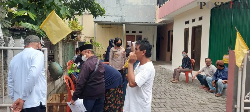 Kapolsek Cinere Kompol Jun Nurhaida didampingi Ketua LPM Gandul Boy lakukan cek TKP temuan mayat nenek-nenek di rumah kostan Jalan Ahmad Famili Gandul Limo Kota Depok. (angga)