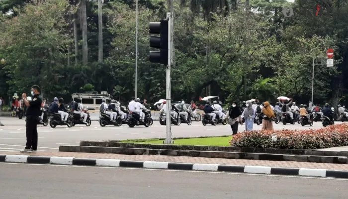 Ratusan pelajar melakukan pawai di sekitaran Jalan Merdeka Selatan, Jakpus. (foto: aldi)