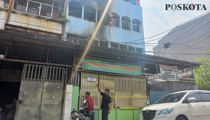 Lokasi kebakaran ruko dijadikan kos yang tewaskan enam orang di kawasan Tambora, Jakarta Barat. (foto: Pandi)